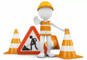 Personnage de chantier avec casque, cônes et panneau de travaux