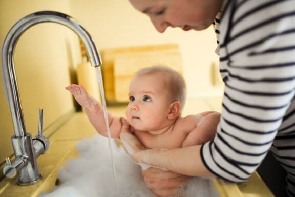 Quand l'énergie est chère il faut l'économiser. On peut utiliser de l'eau moins chaude tout aussi confortable et ne pas laisser couler l'eau inutilement.