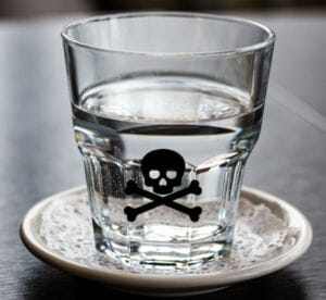 Verre eau pollution invisible - Paonia Blu Particuliers anti-calcaire Pollution nappes phréatiques